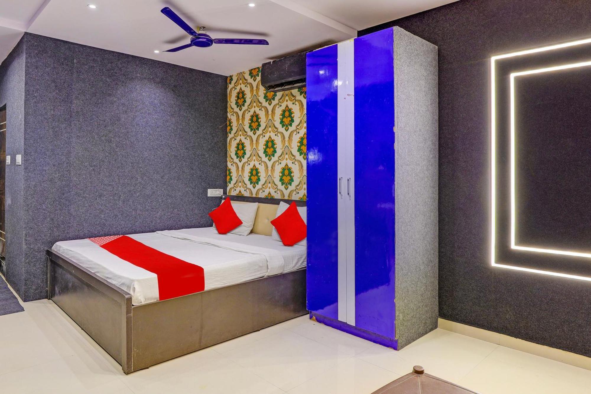 סוראט Hotel O Lotus Hotel מראה חיצוני תמונה
