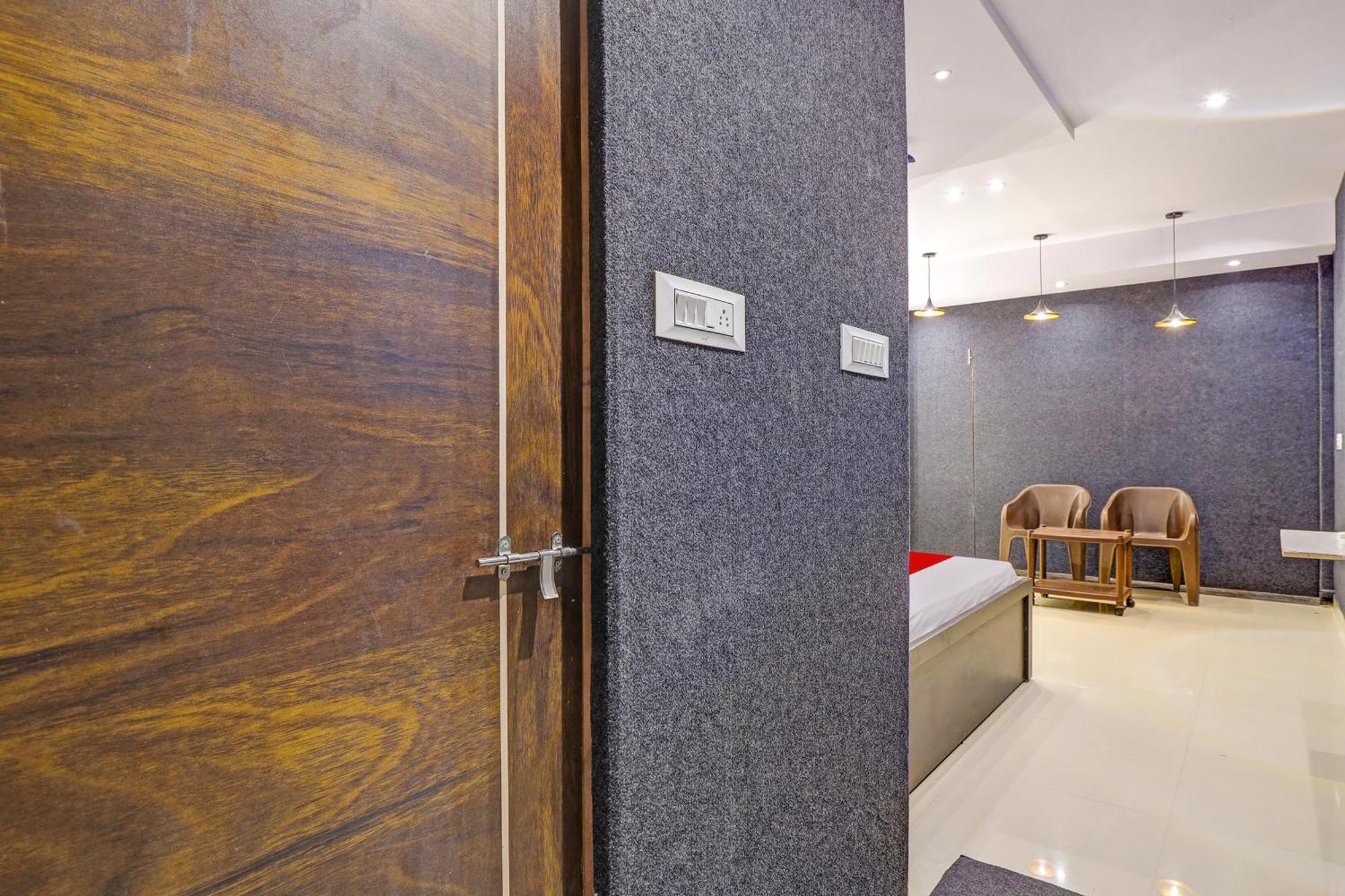 סוראט Hotel O Lotus Hotel מראה חיצוני תמונה